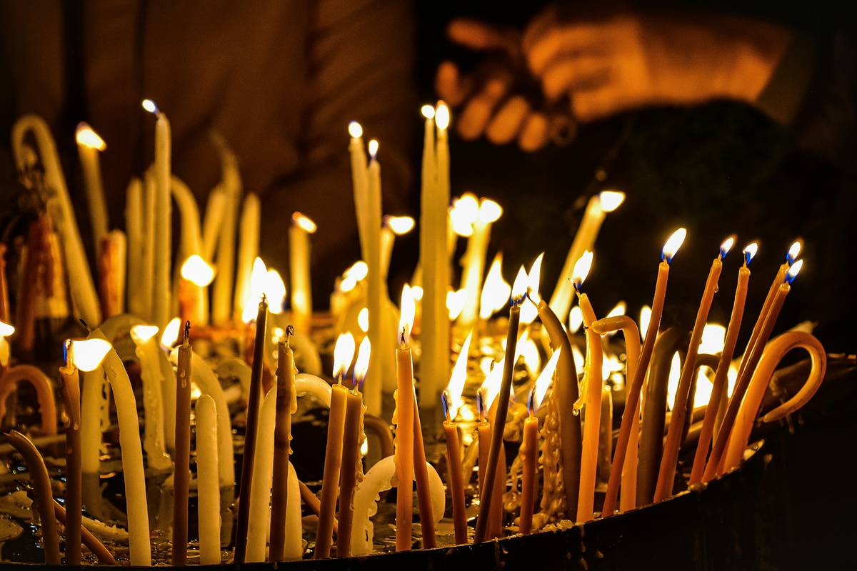 В православной стране НАТО из-за зажженной свечи сгорела церковь
